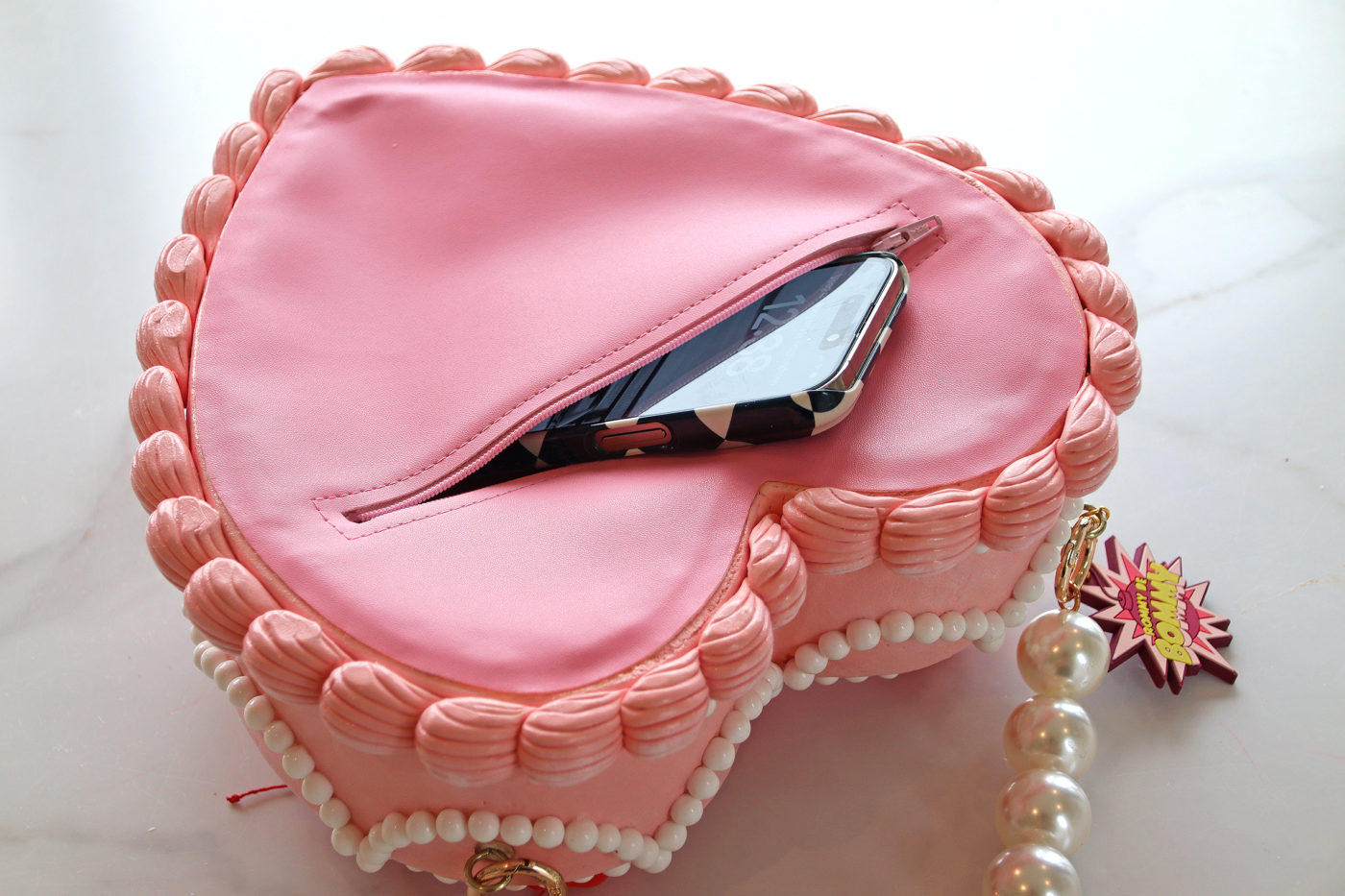 Cake Design Tutorial: Silk Clutch Bag (advanced). | Cake design tutorial,  Christmas cake designs, Cake design